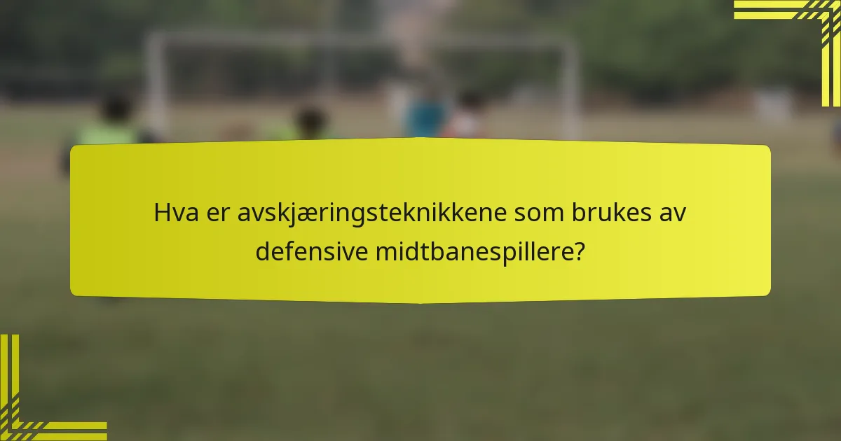 Hva er avskjæringsteknikkene som brukes av defensive midtbanespillere?